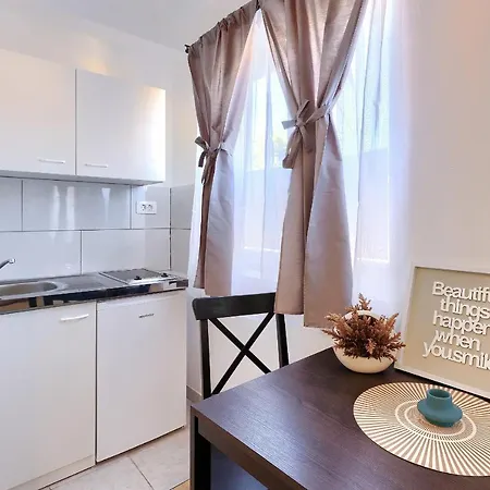 Monte Zaro Hostal Pula