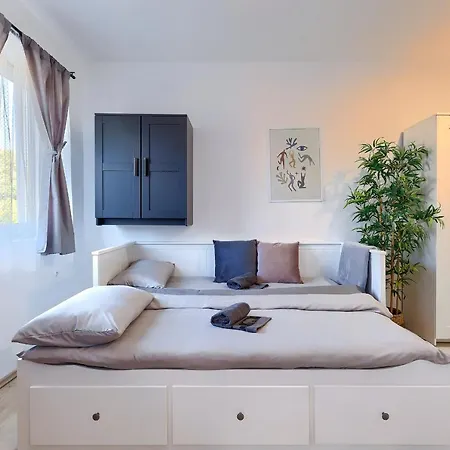 Monte Zaro Vandrarhem Pula