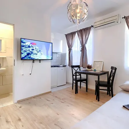 Monte Zaro Hostel Πούλα